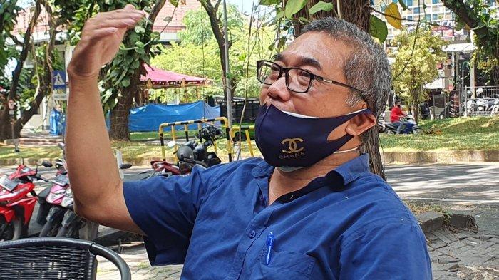 Roy Susanto (pakai kacamata) salah satu NGO yang menyampaikan keluhan wali murid.