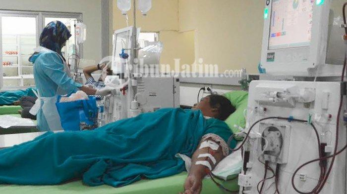 LAYANAN CUCI DARAH - Suasana pelayanan cuci darah di instalasi hemodialisis RSUD dr M. Soewandhie, Surabaya, Kamis (25/4). Tahun ini RS Soewandhie direncanakan menambah 50 mesin cuci darah. SURYA/AHMAD ZAIMUL HAQ