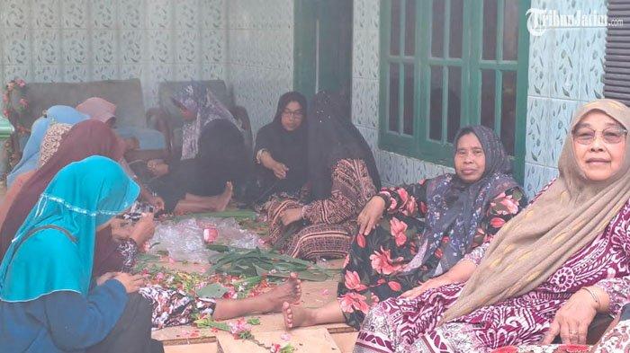 RUMAH DUKA - Suasana rumah duka 7 orang yang meninggal dunia karena laka lantas di Gresik, Kamis (10/4/2025). Kejadian naas ini menewaskan satu keluarga asal Desa Tuwiri Wetan, Kecamatan Merakurak, Kabupaten Tuban.