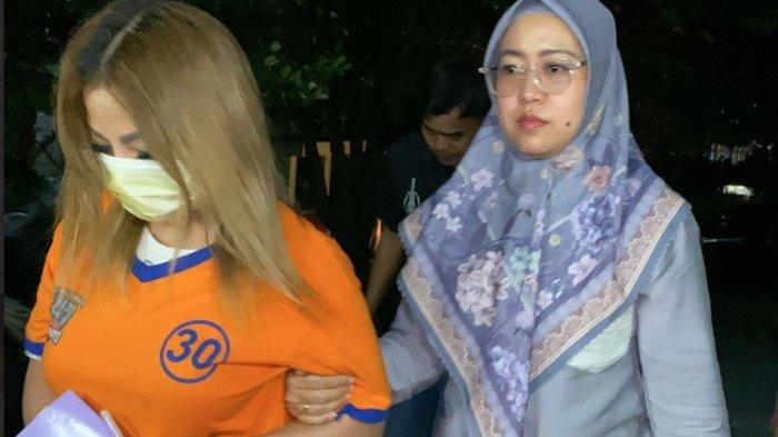 DIANA DIBAWA KE POLDA JATIM - saat Diana dibawa penyidik Renakta Ditreskrimum Polda Jatim memasuki Gedung Ditreskrimum Mapolda Jatim, pada Kamis (22/5/2025)