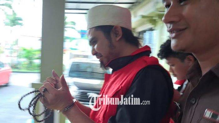 Samsudin (pakai peci), tersangka kasus video viral tukar pasangan saat berada di Kantor Kejari Blitar, Senin (29/4/2024).