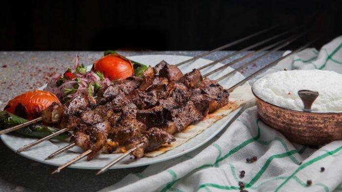 Ilustrasi sate kambing - Menu makan malam dalam menu diet DEBM yang viral di TikTok.