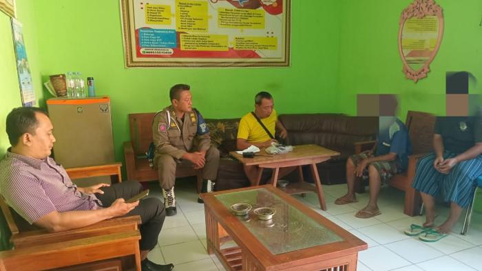 PENGEMIS KAYA RAYA - Pasutri SL (58) dan SA (50) yang merupakan pengemis di Kantor Dinsos P3A Ponorogo, Jalan Gondosuli, Kelurahan Nologaten, Kecamatan/Kabupaten Ponorogo, Jatim, Selasa (22/7/2025). Â Mereka adalah pengemis berpenghasilan fantastis.