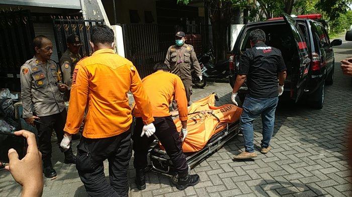 EVAKUASI JENAZAH - Dua orang sejoli ditemukan tewas tergeletak di sebuah kamar kos lantai dua kawasan Jalan Sidosermo Gang XII, Sidosermo, Wonocolo, Surabaya, pada Kamis (10/4/2025) siang.
