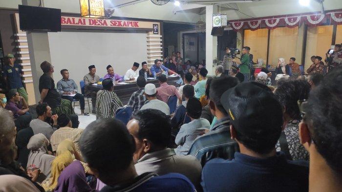 PROTES - Warga Desa Sekapuk Kecamatan Ujungpangkah memenuhi pendopo Desa Sekapuk menuntut transparansi dana dan merobohkan patung Pak Inggih, Jumat (29/12/2023).