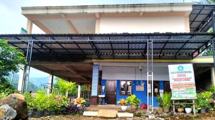 MINIM SISWA - Kondisi PAUD Mentari di Desa Dilem, Kecamatan Gondang, Kabupaten Mojokerto saat direnovasi untuk mendukung pendidikan anak usia dini di desa tersebut.