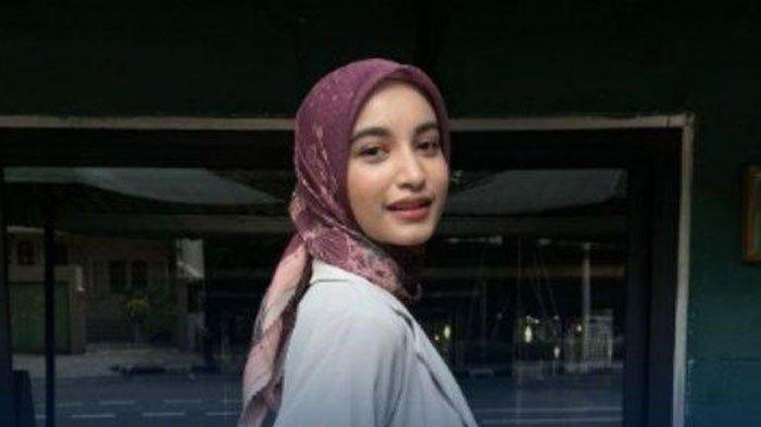 Cut Intan Nabila, selebgram yang menjadi korban kekerasan dalam rumah tangga. Ia dipukuli dan diselingkuhi berkali-kali oleh suaminya.
