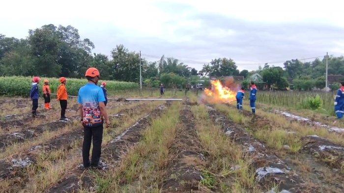 GAS FLARING - Tim gabungan yang terdiri dari BPBD Bojonegoro, Pertamina, Damkar, dan Polsek Sukosewu melakukan proses gas flaring atau pembakaran gas untuk menangani semburan gas yang muncul dari sumur bor di halaman Masjid Baiturrahman, Dusun Sidomulyo, Desa Klepek, Kecamatan Sukosewu, Bojonegoro.