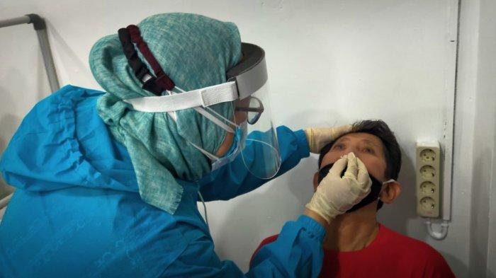 Seorang tenaga kesehatan saat tengah melakukan aktivitas rapid antigen.
