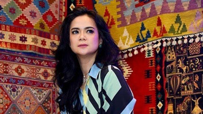 Shezy Idris jualan donat dan dodol demi menghidupi anaknya.
