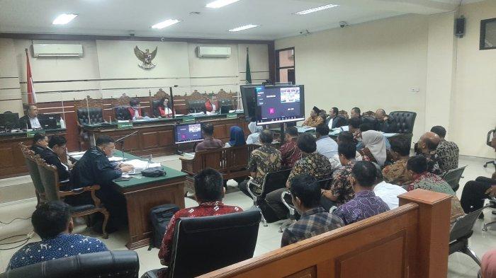Suasana sidang lanjutan dugaan korupsi pemotongan dana insentif ASN BPPD Sidoarjo di Ruang Cakra, Kantor PN Tipikor Surabaya, Senin (4/11/2024).