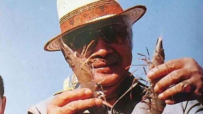 Soeharto saat mengamati udang dan buruan laut nelayan