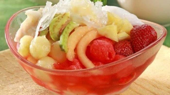Sop buah, satu di antara resep minuman segar untuk berbuka puasa.