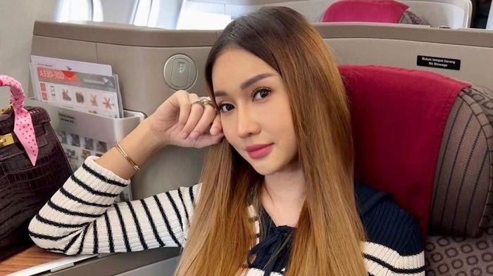 DIBOIKOT KPI - Artis Lucinta Luna mengatakan dirinya lama tak muncul di televisi karena diboikot KPI. Lucinta menjuluki sosok yang melaporkannya sebagai penghambat rezeki, Kamis (3/7/2025)