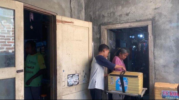 MEMBANTU IBU - Avan Ferdiansyah Hilmi, anak penjual es keliling asal Ponorogo diterima ITB di rumahnya, Jalan Bali, Kelurahan Mangkujayan, Kecamatan/Kabupaten Ponorogo, Jatim, Selasa (8/7/2025) saat membantu ibunya Umi Latifah