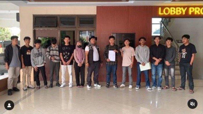 MF didamping kuasa hukum Teuku Rizkiansyah, SH saat melaporkan pihak yang menuduhnnya melakukan kekerasan seksual ke Polda DIY, Sabtu (11/11/2023).