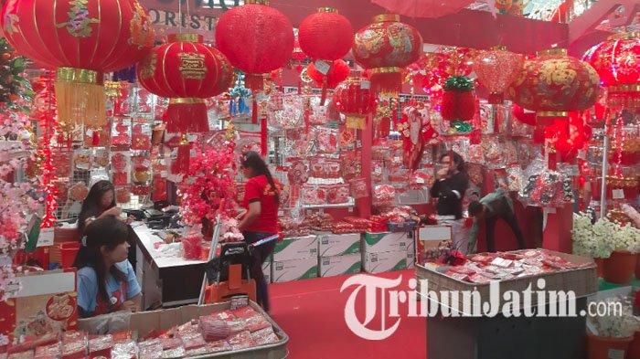 Stand penjual musiman pernak pernik Tahun Baru Imlek di Pasar Atom Surabaya, Selasa (8/1/2019).