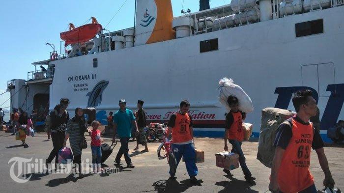 Suasana pemudik dari Pulau Lombok datang di Pelabuhan Tanjung Perak Surabaya, Selasa (28/5/2019).