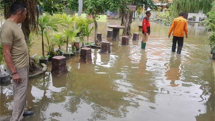 JALAN DESA TERENDAM - Hujan dengan intensitas tinggi pada Senin (10/3/2025) pagi menyebabkan salah satunya sungai yakni, Sungai Kruwul airnya meluber hingga menggenangi 2 desa di Kecamatan Turi. Data BPBD menyebutkan, Sungai Kruwul yang ada di Kecamatan Turi mengalami kenaikan debit air disebabkan curah hujan yang tinggi ditambah lagi limpasan air dari Waduk Gondang yang ada di Kecamatan Sugio.