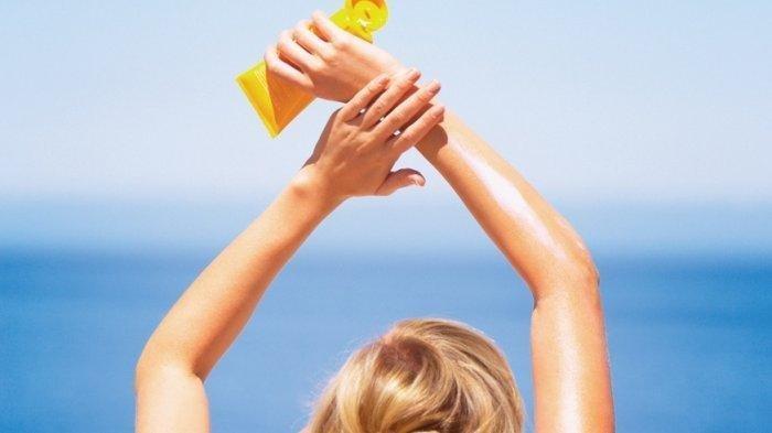 Berikut ini manfaat sunscreen lindungi kulit dari sinar matahari hingga cara pakai yang baik dan benar. Seperti diketahui, saat Indonesia dilanda cuaca panas. Kondisi ini, dialami di wilayah Asia Tenggara, tak terkecuali di Indonesia. Badan Meteorologi Klimatologi dan Geofisika (BMKG) mengindikasi kondisi cuaca panas ini sejak beberapa waktu lalu.