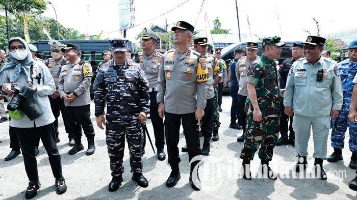 Forum Koordinasi Pimpinan Daerah (Forkopimda) Jawa Timur, melaksanakan patroli udara dan survei jalur darat dalam rangka Pengecekan Pengamanan Operasi Ketupat Semeru 2024, yang dipimpin Kapolda Jatim, Irjen Pol Imam Sugianto, pada Senin (8/4/2024).