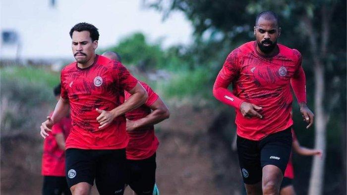 TAMPIL P[INCANG - Dua pemain Arema FC, Pablo Oliveira dan Thales Lira saat melakukan pemanasan di sesi latihan di lapangan Wonoayu Wajak Kabupaten Malang beberapa pekan yang lalu. Kabar terbaru, Thales Lira akan absen saat Arema FC menghadapi PSM Makassar di pekan 22 Liga 1 2024/2025 pada Senin (10/2/2025).