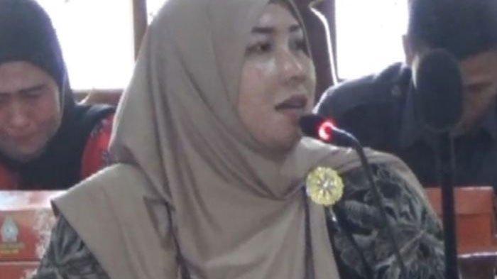 Larasati tak kuasa membendung air matanya ketika mengeluhkan nasib guru honorer usai tak lolos seleksi PPPK di DPRD Demak pada Senin (13/1/2025).