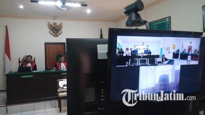 Mustaqim (26) alias Mustakim, terdakwa terpidana pembunuh Afifa Kharisma (24) warga Desa Junjung, Kecamatan Sumbergempol, Tulungagung, yang merupakan mantan kekasihnya, divonis 18 tahun penjara, di Pengadilan Negeri Tulungagung, Rabu (12/7/2023).