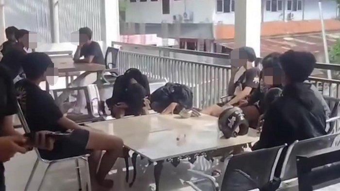 MENUNGGU GILIRAN - Sejumlah anak terduga penyebar paku saat di tempat tunggu Satreskrim Polres Tulungagung, Jawa Timur, menunggu giliran dimintai keterangan, Senin (30/6/2025). Total ada 17 anak di bawah umur yang diamankan, karena menyebar paku di jalanan Tulungagung saat malam pengesahan anggota baru PSHT, Sabtu (28/6/2025) malam.