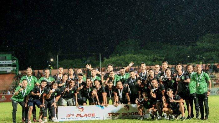 tim Persekabpas setelah menerima piala dan hadiah sebagai juara 3 liga 3 zona Jawa Timur.
