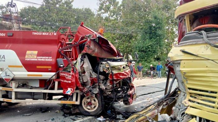 RINGSEK - Lokasi kecelakaan antara truk tangki Pertamina dan dump truk di Jalan Pakah–Soko, Desa Trutup, Kecamatan Plumpang, Kabupaten Tuban, Senin (16/6/2025).