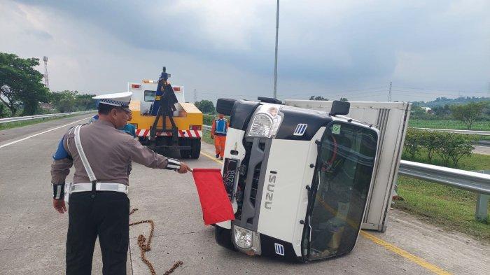 Kondisi truk boks bermuatan lem kemasan yang terguling di Tol Gempol-Pasuruan, KM 778.600 Jalur A, pada Sabtu (11/1/2025).