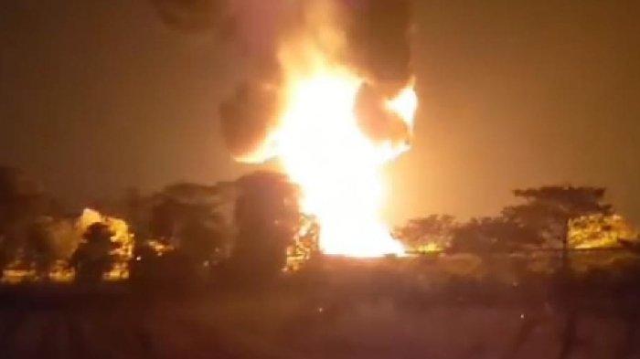 truk tangki bermuatan bahan bakar minyak (BBM) di Tol Ngawi, KM 579, yang terbakar, pada Selasa (25/6/2024) malam.