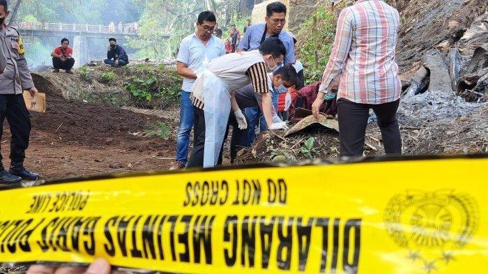 Tim kepolisian saat mengevakuasi tulang belulang bayi yang ditemukan di Kelurahan Tanjung RT 1/RW 4, Kecamatan Purwokerto Selatan, Kabupaten Banyumas pada Kamis (15/6/2023).