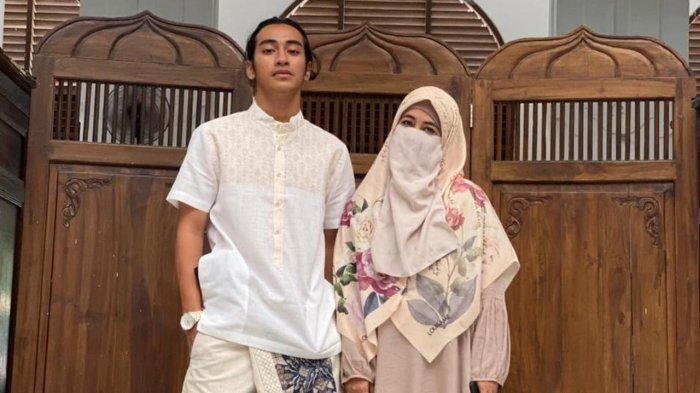 Umi Pipik dan putranya, Abidzar Al Ghifari.