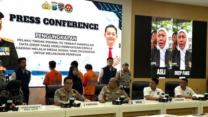 TANGKAP TERSANGKA - Kapolda Jawa Timur Irjen Pol Nanang Avianto menggelar konferensi pers digelar di Ruang Rupatama Polda Jatim, Senin (28/4/2025). Sebanyak tiga orang tersangka telah ditangkap atas dugaan tindak pidana Informasi dan Transaksi Elektronik (ITE) manipulasi data deep fake video Gubernur Jawa Timur Khofifah Indar Parawansa melalui media sosial.