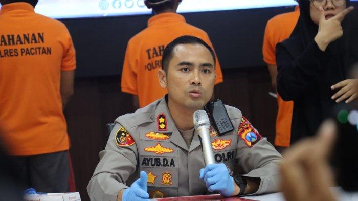 PERIKSA KEJIWAAN PELAKU - Kapolres Pacitan, AKBP Ayub Diponegoro Azhar saat menjelaskan tentang update pembacokan di Desa Sidomulyo, Kecamatan Ngadirojo, Kabupaten Pacitan, Jatim. Seorang pria tiba-tiba mengamuk, menyerang secara membabi buta dan membacok tujuh warga di desa setempat.