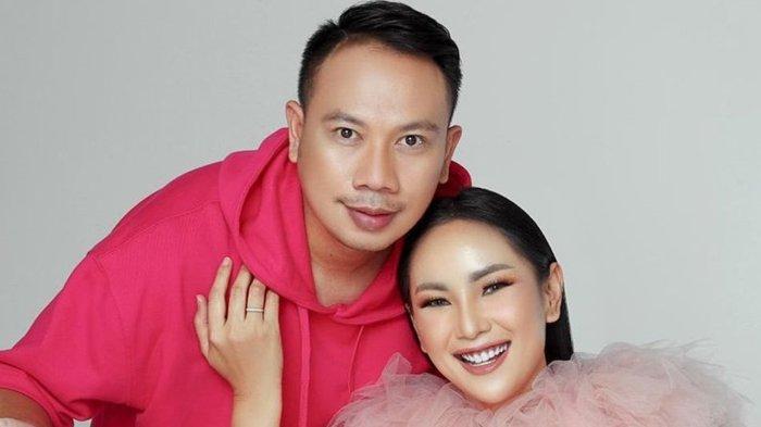 Vicky Prasetyo mengisyaratkan pernikahannya dengan Kalina Oktarani telah berakhir.