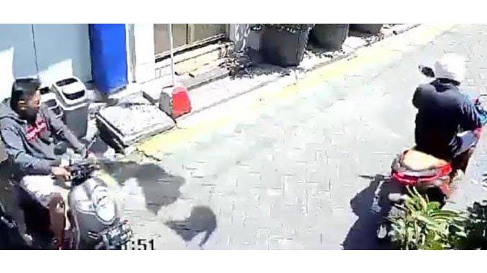 Tangkapan layar video CCTV yang merekam dua bandit menyatroni area parkir motor SD Muhammadiyah 17 Surabaya, di Jalan Simolawang Tembusan 2, Simokerto, Surabaya, pada Jumat (25/8/2023) siang, untuk mencuri motor Scoopy milik jemaah salat Jumat Masjid Annur.