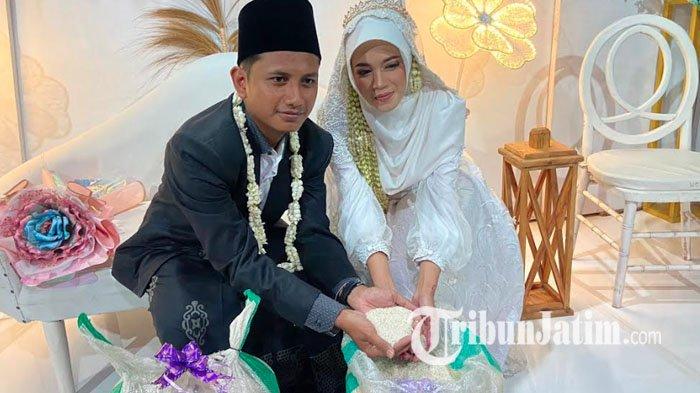 Di tengah harga beras yang melejit, pengantin di Desa Grogol, Kecamatan Sawoo, Kabupaten Ponorogo, menikah dengan mahar beras sebanyak 50 kilogram (kg), Kamis (29/2/2024). Adalah Irwan Sokip (29) warga Desa Bangunrejo, Kecamatan Sukorejo, Kabupaten Ponorogo, yang meminang Ikrima Zakiyah (26) warga Desa Grogol, Kecatamatan Sawoo, Kabupaten Ponorogo.