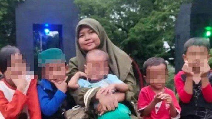 Rodiya bersama kelima anaknya. Ia mengakut ogah pasang KB karena trauma. Pernah pasang tapi perut langsung panas dan mual.