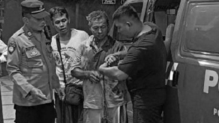 Wg (60) warga Desa Pulosari, Kecamatan Ngunut, Tulungagung, diamankan polisi setelah membacok tetangganya, Jumat (21/6/2024).