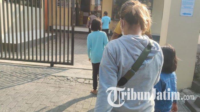 L (7) warga Kecamatan Kademangan, Kota Probolinggo, didampingi keluarga saat melaporkan kejadian pelecehan ke Mapolres Probolinggo Kota, Kamis (29/6/2023).