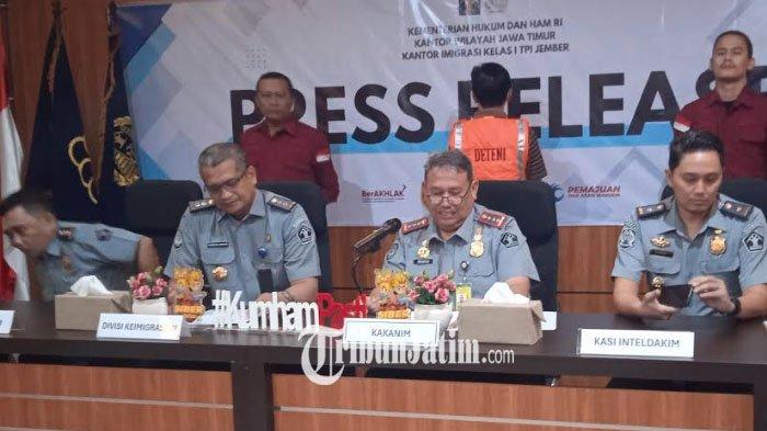 Kepala Kantor Imigrasi Kelas I TPI Jember, Erdiansyah saat jumpa pers mengenai penangkapan turis Malaysia, Selasa, (23/4/2024).
