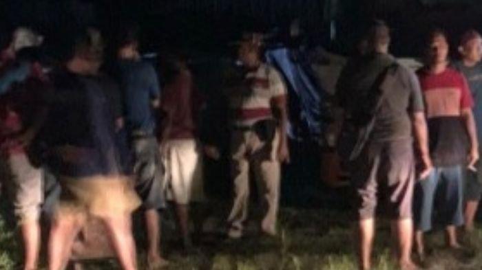 GUDANG LIMBAH - Aksi protes warga terhadap aktivitas gudang limbah yang berlokasi berada di Jalan Bojonegoro–Cepu, tepat di samping Tempat Pemakaman Umum (TPU) Desa Mojosari, pada sabtu (26/4/2025) malam. Bau menyengat yang berasal dari gudang tersebut membuat warga sekitar merasa pusing hingga mual, bahkan mengganggu kenyamanan mereka dalam beraktivitas.