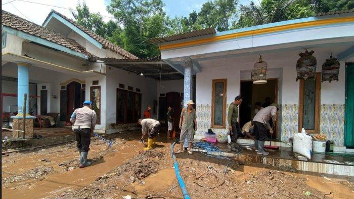GOTONG ROYONG - Masyarakat, TNI, POLRI, PMI, BPBD, Dinsos bergotong royong membersihkan material banjir di Desa Sumber Salak, Kecamatan Curahdami, pada Kamis (13/3/2025). Tak ada korban jiwa dalam kejadian banjir ini.