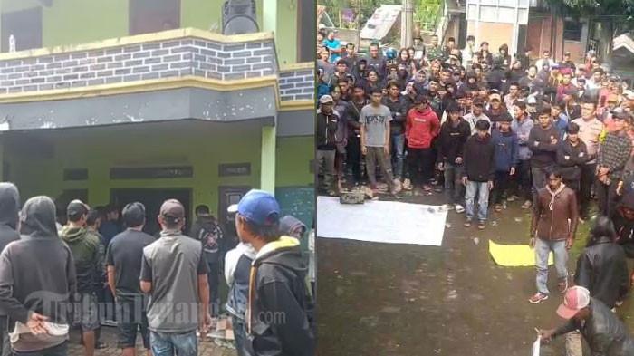 KADES DIDEMO WARGA - Ratusan warga dari enam kampung kepung kantor Desa Buniasih, Kecamatan Kadipaten, Kabupaten Tasikmalaya, Jawa Barat, pada Selasa (15/7/2025). Kades Dede Egi Ramdani diminta mundur karena pembangunan di wilayahnya tidak pernah dirasakan warga, sampai gaji RT dan RW selama tiga bulan berturut-turut tidak pernah disalurkan.