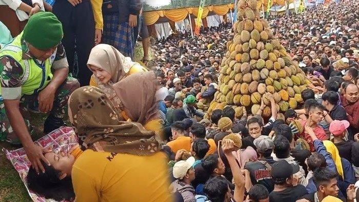 Warga ricuh rebutan gunungan durian di Pekalongan, Jawa Tengah
