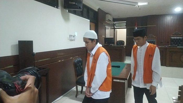 Potret Waliyin dan Ridduan, dua terdakwa kasus pembunuhan disertai mutilasi terhadap mahasiswa UMY, Redho Tri Agustian setelah menjalani sidang tuntutan di Pengadilan Negeri Sleman, pada Kamis (25/102024) sore. Kedua terdakwa dituntut hukuman pidana mati.