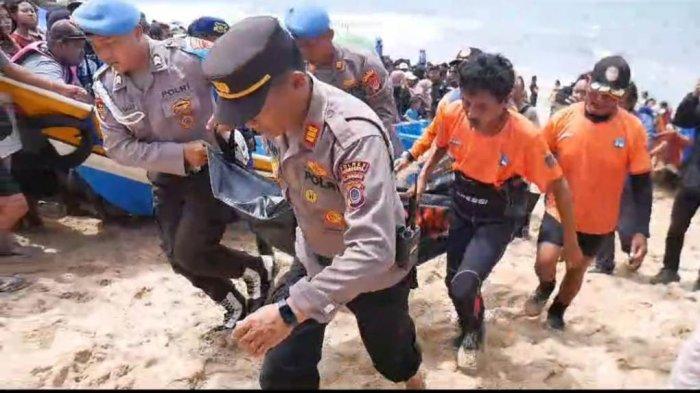 Petugas gabungan saat mengevakuasi korban dari tengah laut, pada Selasa (28/1/2025)